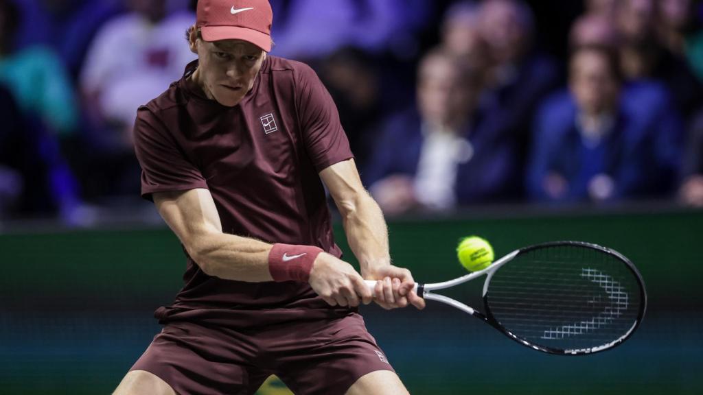 Jannik Sinner golpea la pelota en la final del Masters 1.000 de París.
