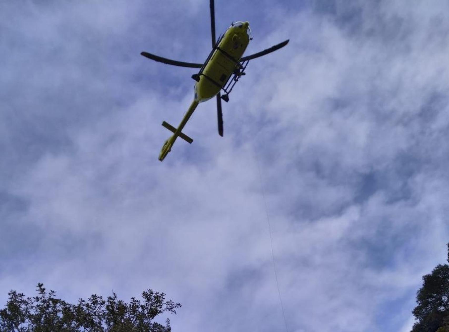 Helicóptero del 112 durante la intervención realizada en Pajariel