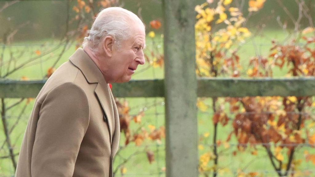 El rey Carlos III ha asistido a una misa de domingo en la iglesia de Santa María Magdalena, en Sandringham.