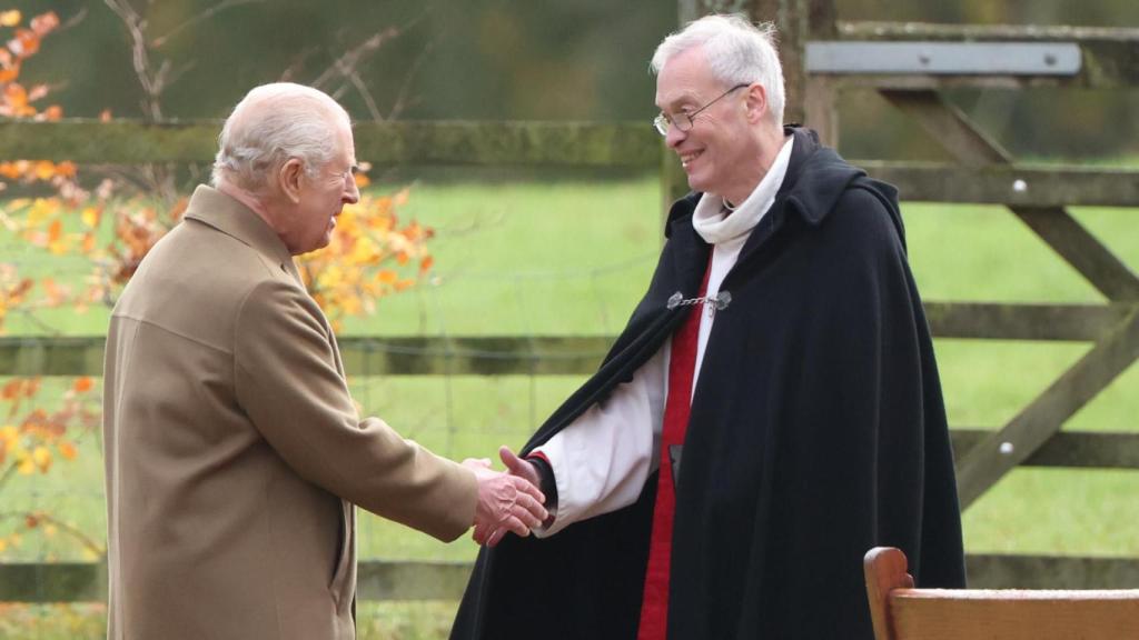 El rey Carlos III saluda al reverendo Paul Williams en las inmediaciones de Sandrigham.