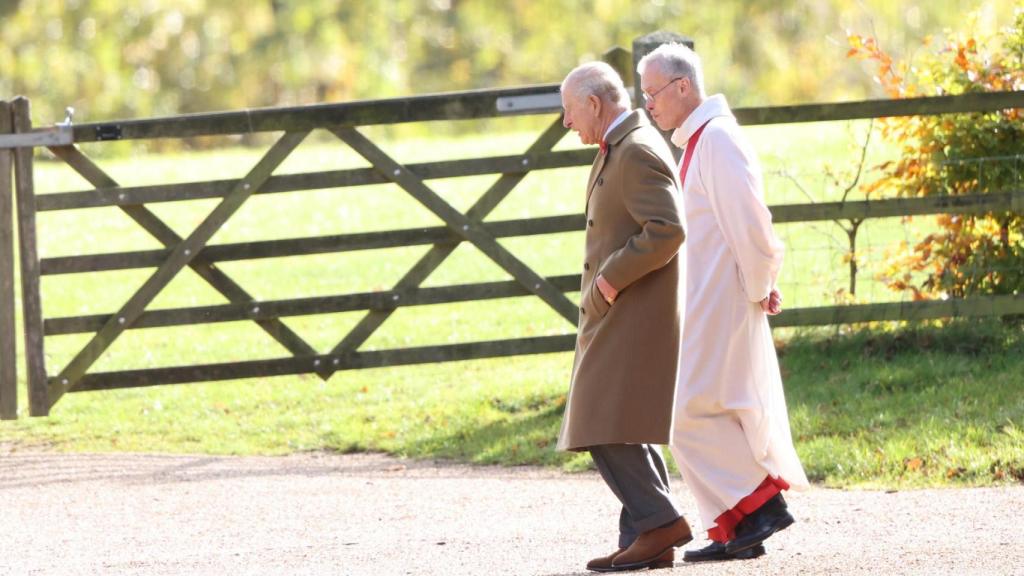 Carlos III ha reaparecido en Sandringham este domingo, 2 de noviembre.