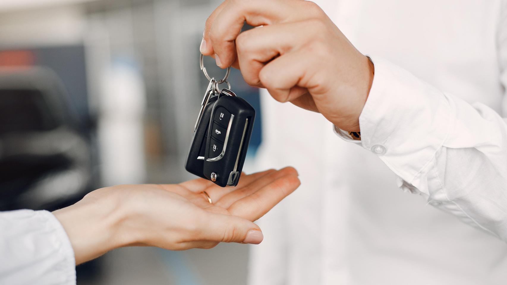 Un experto en coches revela por qué alquilar un SUV híbrido de Mercedes en España