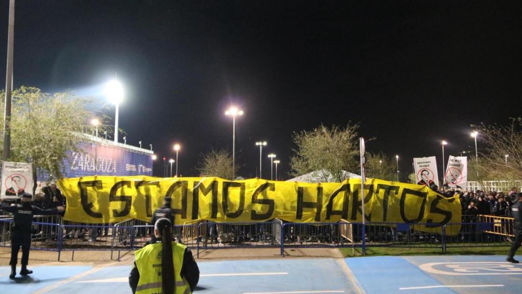Pancarta de protesta de la afición del Real Zaragoza