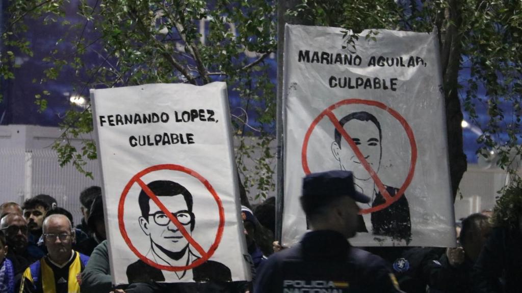 Pancartas contra Fernando López y Mariano Aguilar.
