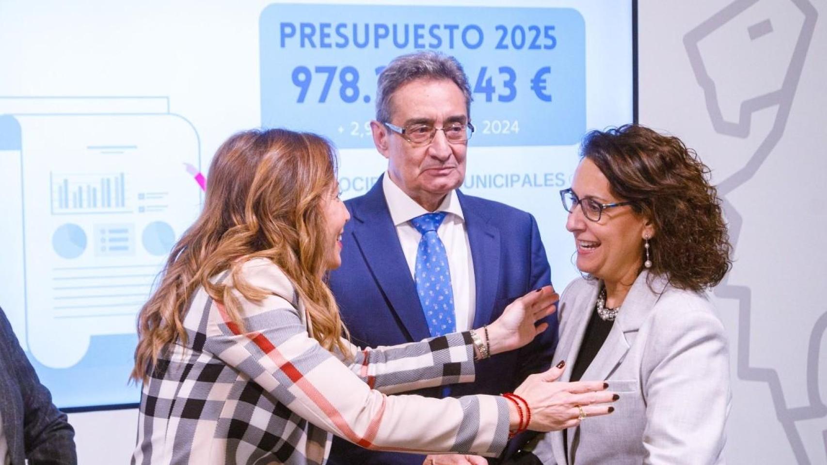 Natalia Chueca (PP), Julio Calvo y Eva Torres (Vox), durante la presentación del último presupuesto.