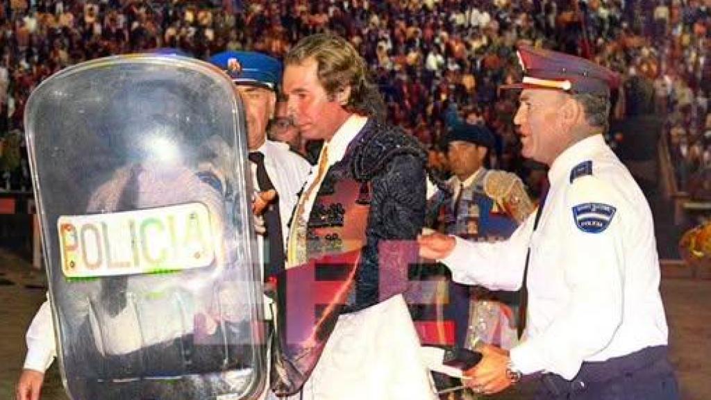 Rafael de Paula saliendo de las Ventas escoltado por la Policía en 1990.