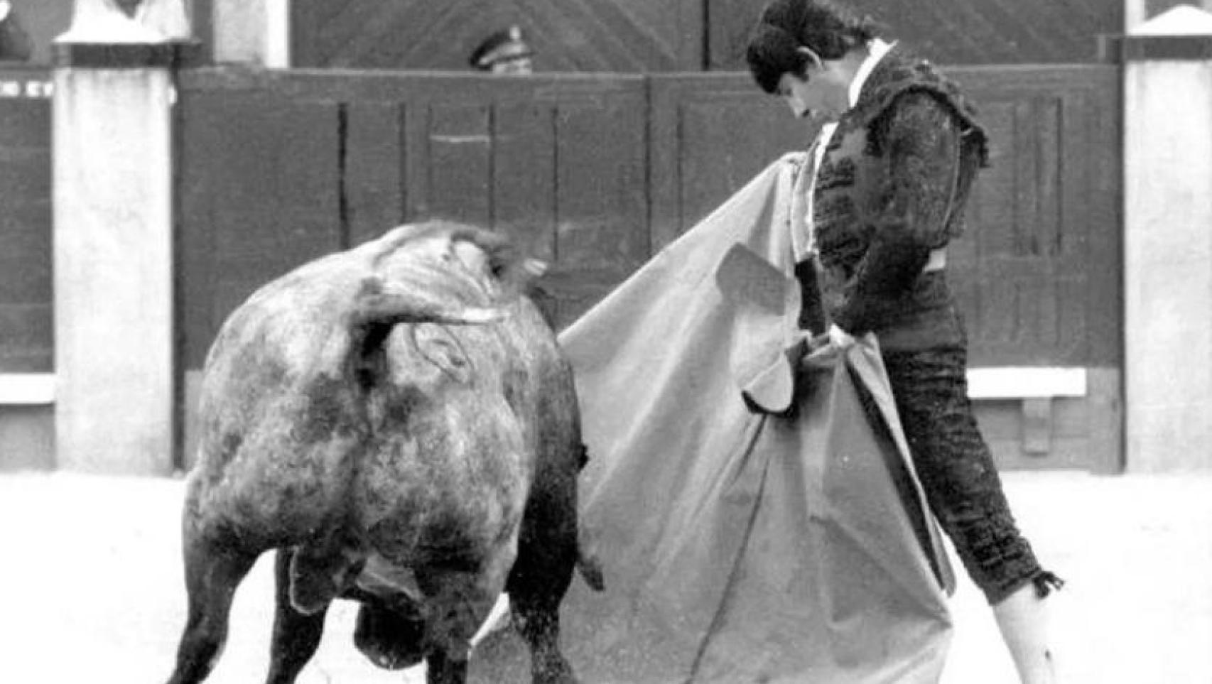 Rafael de Paula toreando con el capote.