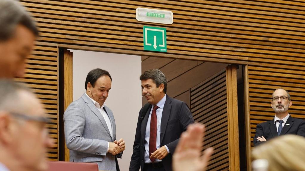 Carlos Mazón y Juanfran Pérez Llorca, en Les Corts. Rober Solsona / EP