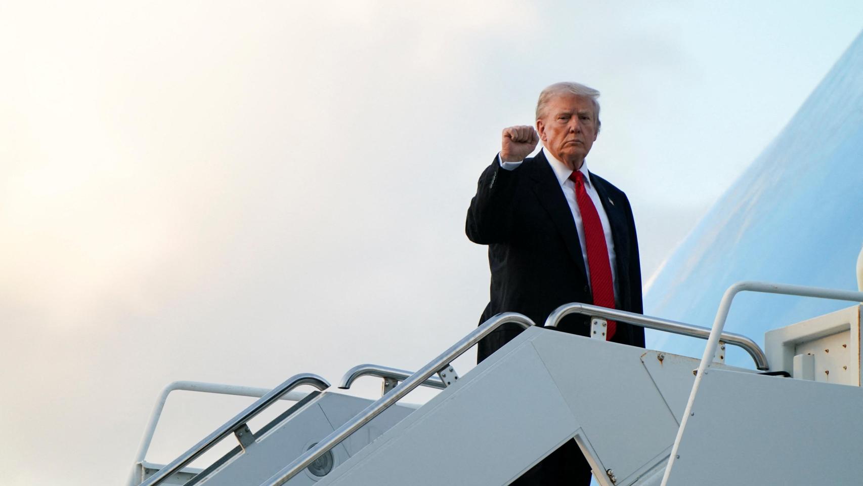 Donald Trump subiendo al Air Force One este domingo.