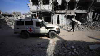 Un miliciano de Hamás junto a un coche de la Cruz Roja cerca de la línea amarilla, en la Franja de Gaza.