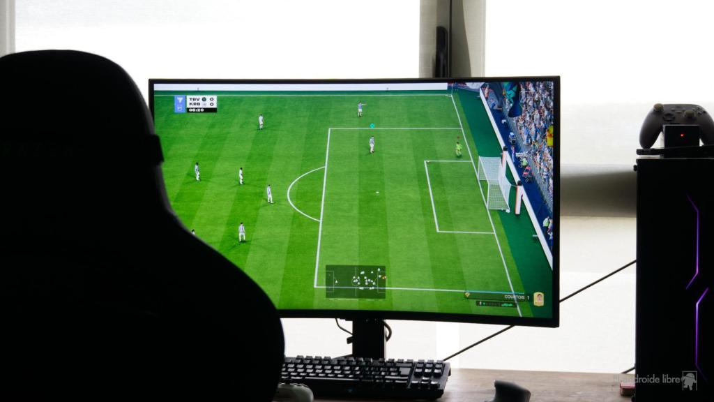 Samsung Odyssey G7 jugando a EA FC
