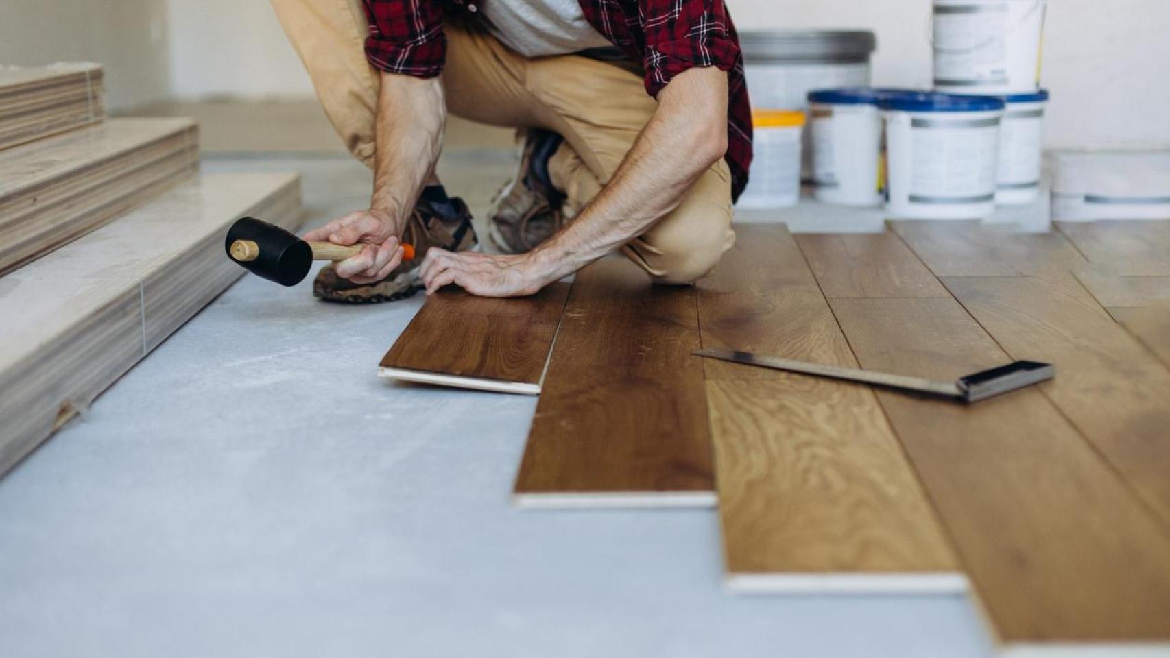 Un hombre cambiando el suelo.
