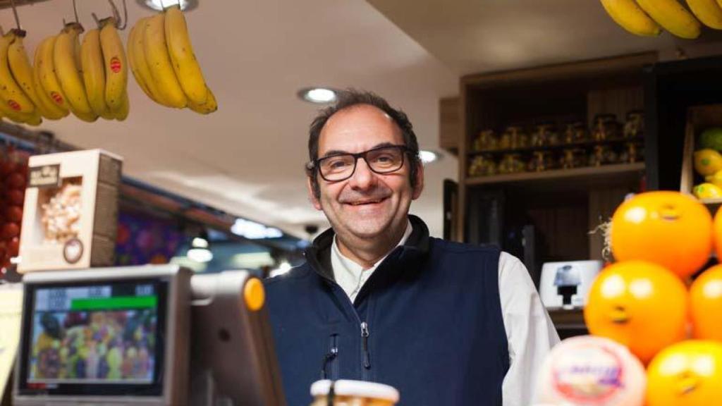Luís, frutero que lleva toda su vida en un puesto del Mercado del Ninot