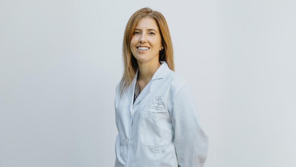 Retrato de la doctora Mariel Silva directora de servicios médicos en SHA Spain.