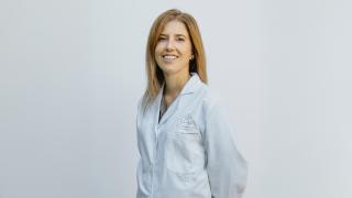 Retrato de la doctora Mariel Silva directora de servicios médicos en SHA Spain.