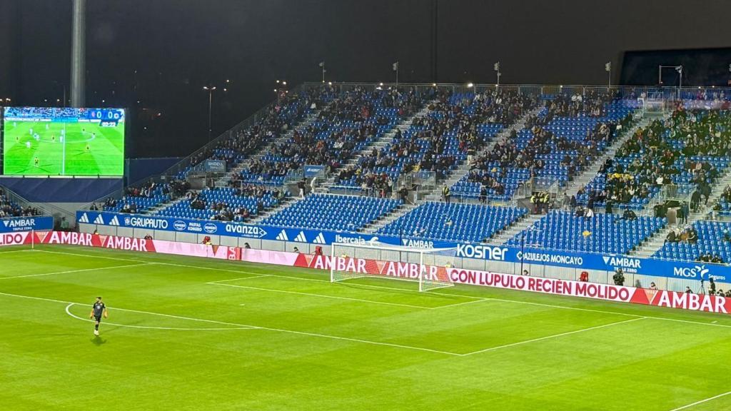 Grada sin aficionados en el Ibercaja Estadio.