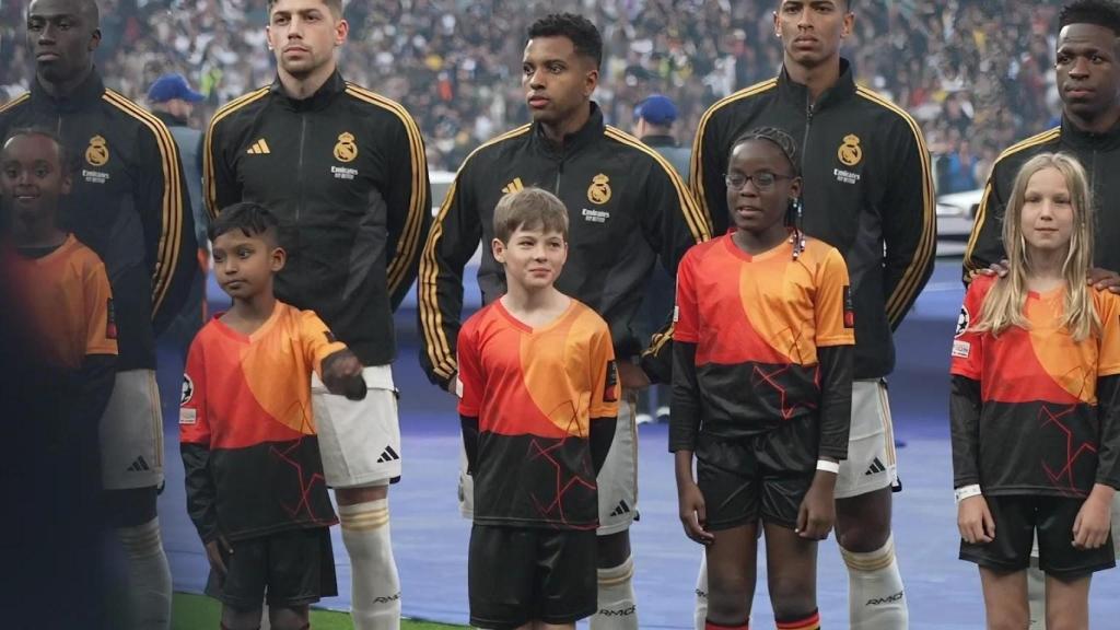 Player mascots de Mastercard durante un partido de la UEFA Champions League.