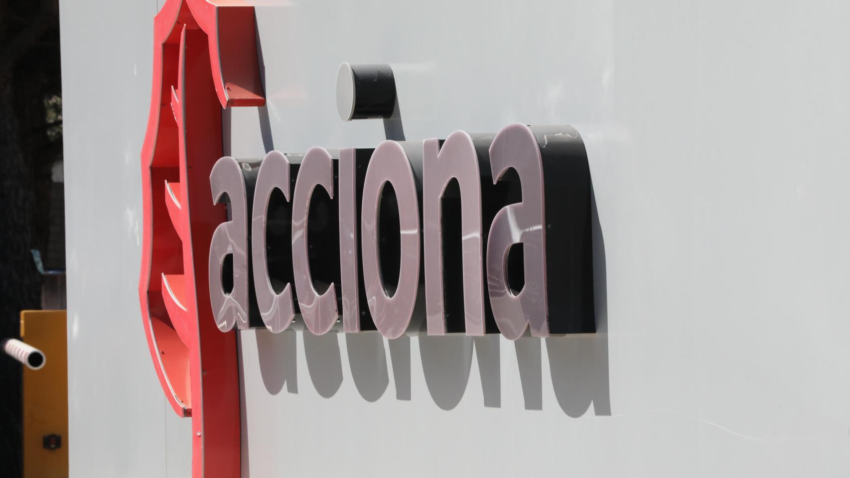 Cartel de la empresa Acciona colocado en una de sus oficinas de la capital, en Madrid, (España).