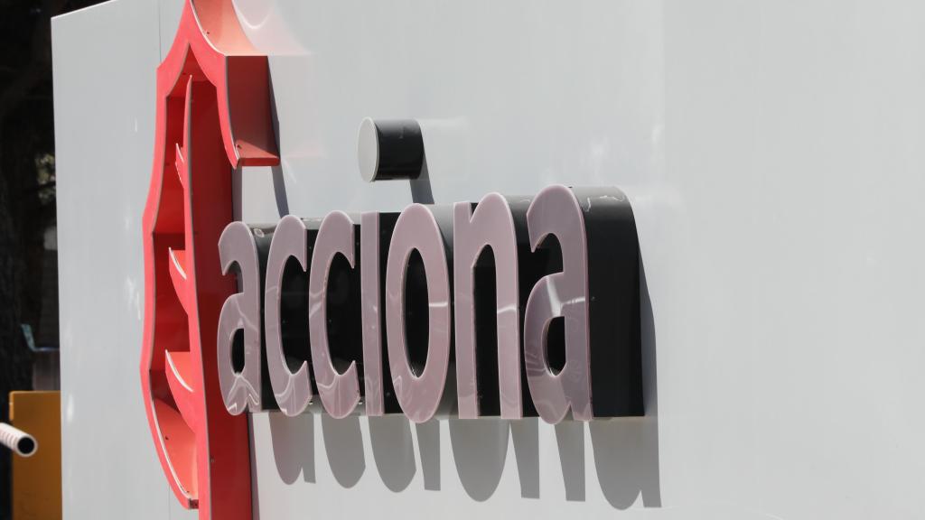 Cartel de la empresa Acciona colocado en una de sus oficinas de la capital, en Madrid, (España).