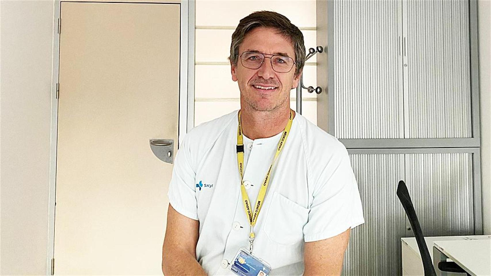 El cirujano Vicente Simó Fernández atiende a EL ESPAÑOL de Castilla y León