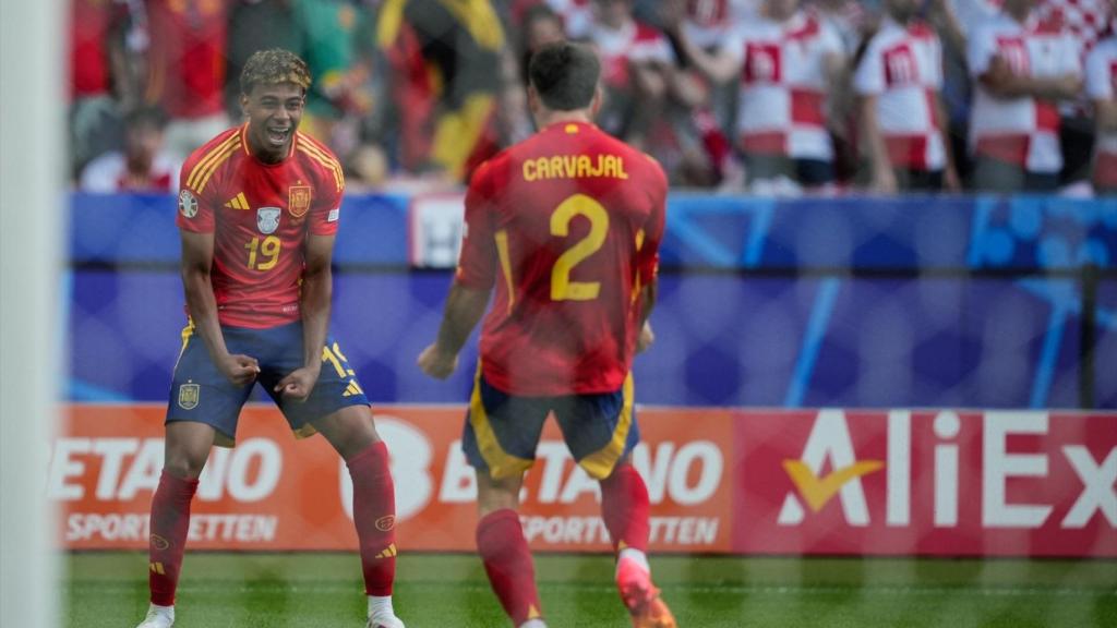 Lamine Yamal y Carvajal celebran con la Selección