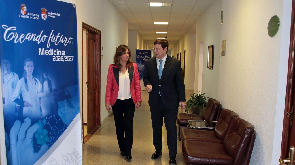 El presidente de la Junta de Castilla y León, Alfonso Fernández Mañueco, durante su reunión con la rectora de la Universidad de León, Nuria González Álvarez, este lunes