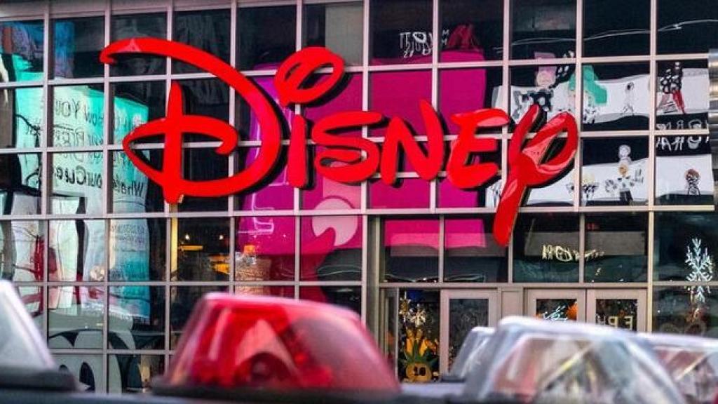 Logo de Disney en una de sus tiendas en Times Square en Nueva York.