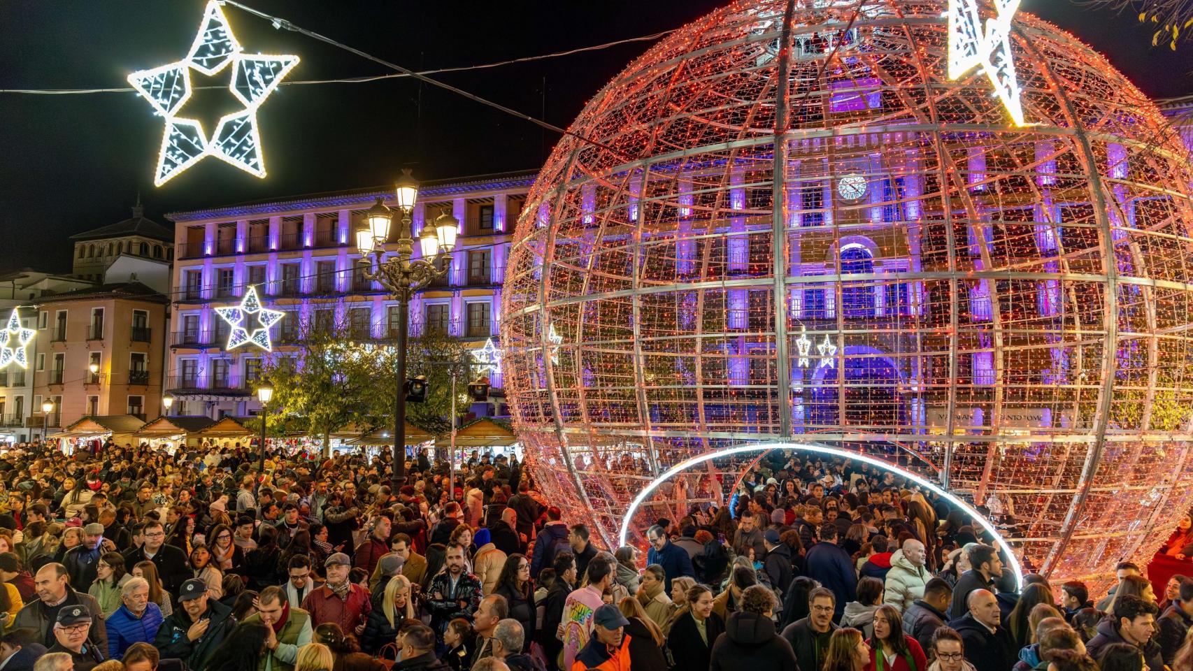La bola gigante de la plaza de Zocodover es transitable.