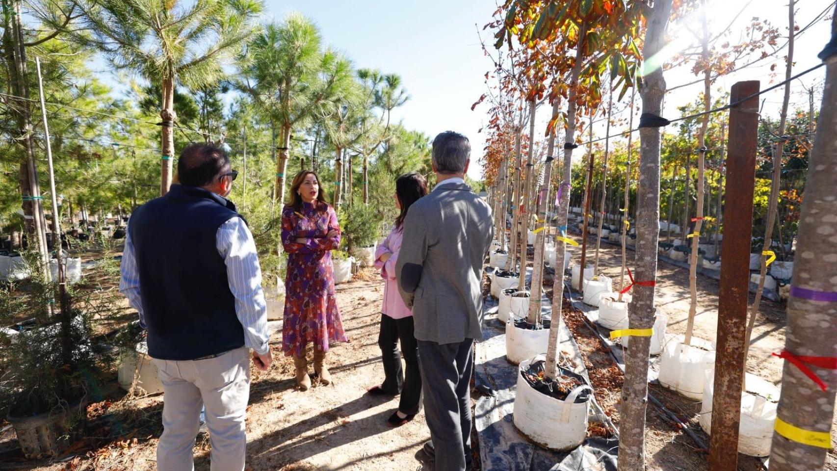 La alcaldesa de Zaragoza, Natalia Chueca, y la concejala de Medio Ambiente, Tatiana Gaudes, en los viveros de la empresa Jara.