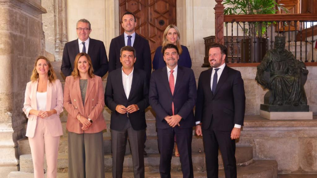 Carlos Mazón, en el centro con los dirigentes del Partido Popular en la Comunitat Valenciana en 2023.