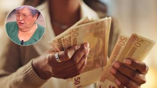 Una mujer contando el dinero de su pensión y Lola (jubilada).