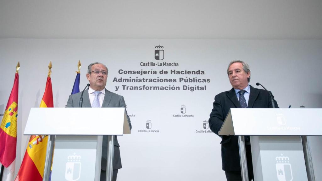 El consejero de Hacienda, Administraciones Públicas y Transformación Digital, Juan Alfonso Ruiz Molina, y el presidente de la Confederación de Empresarios de Castilla-La Mancha (Cecam), Ángel Nicolás.