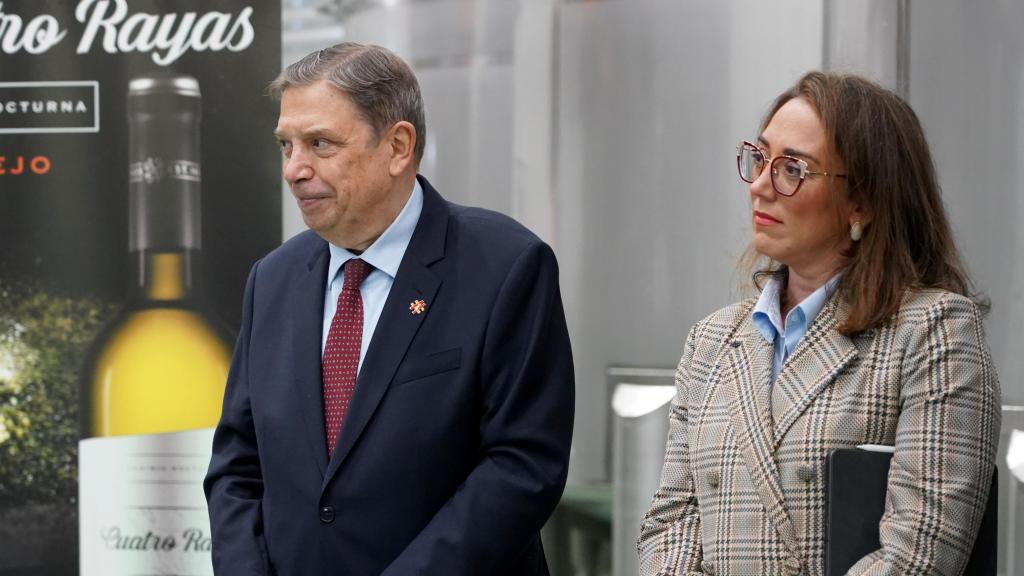 El ministro de Agricultura, Ganadería, Pesca y Alimentación visita una bodega de Valladolid acompañado de la consejera de Agricultura, Ganadería y Desarrollo Rural de la Junta de Castilla y León.