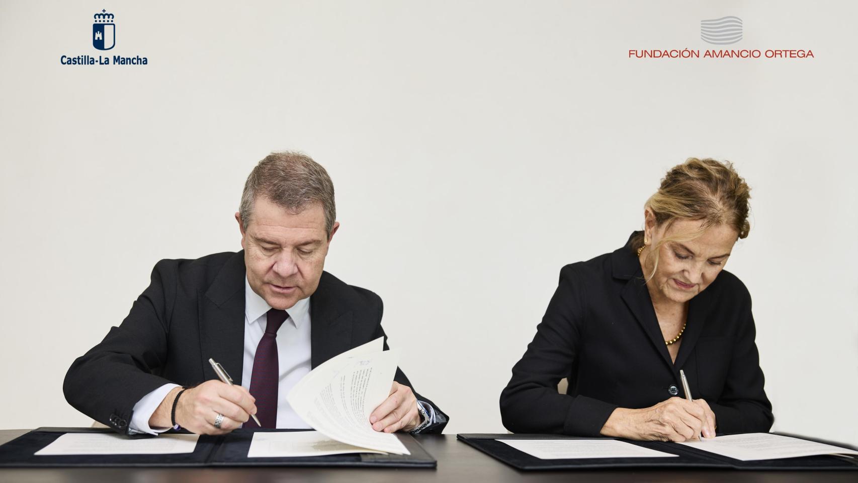 Momento de la firma entre la Fundación Amancio Ortega y la Junta de Castilla-La Mancha con Flora Pérez Marcote y Emiliano García-Page.