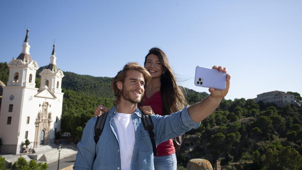 Pareja visitando el Santuario de la Virgen de la Fuensanta en Murcia.