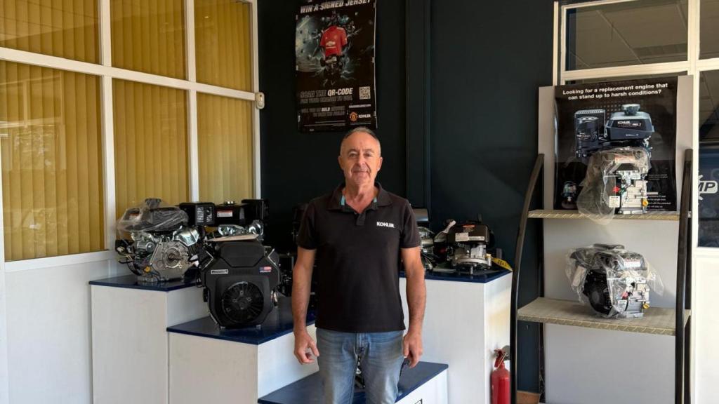 Paco Jurado, junto a los motores en la nave industrial.