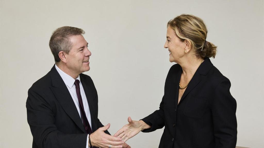 Firma del convenio entre Emiliano García-Page y Flora Pérez Marcote.