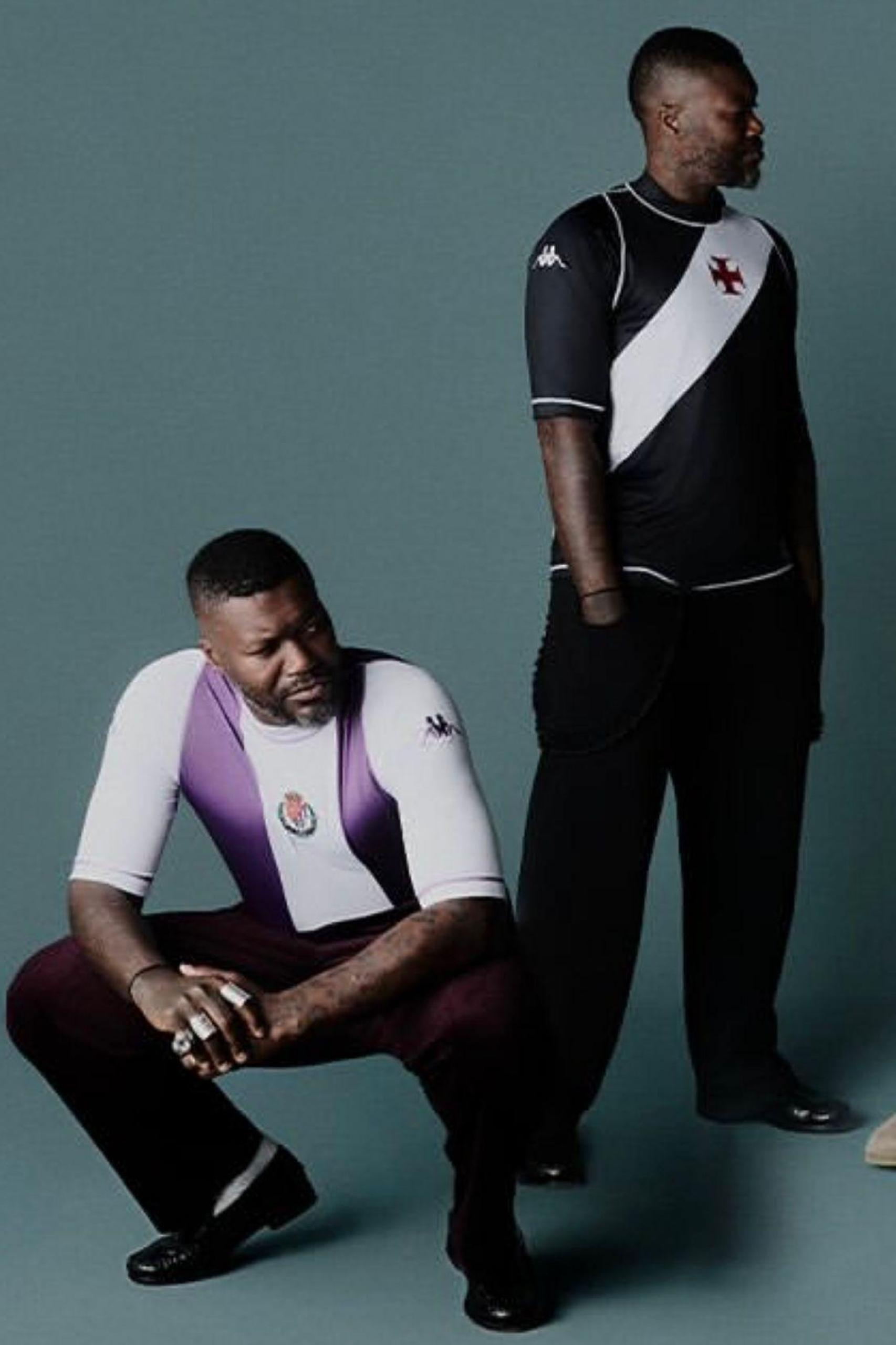 Cissé con la edición especial de la camiseta del Real Valladolid de Kappa por el 25 aniversario de la Kombat
