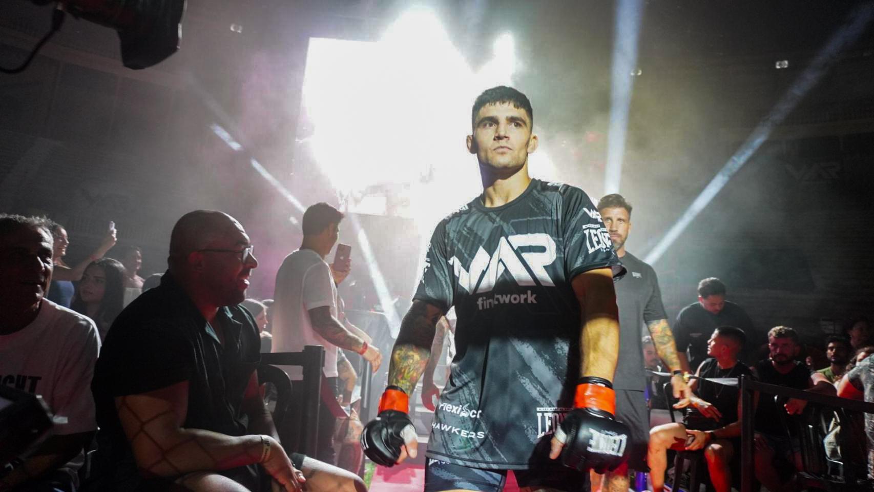 El peleador alicantino Pepe Torres durante su entrada a WAR 6 en la Plaza de Toros de Alicante este verano.