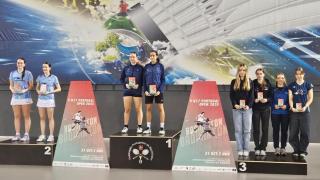 Imagen de las deportistas en el podium.