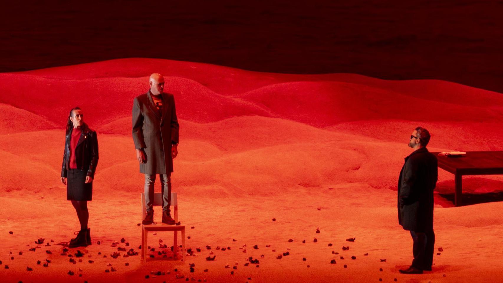 Un momento del montaje de 'Enemigo del pueblo' de Rigola. Foto: Miguel Lorenzo / Les Arts