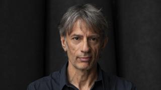 'Mil cosas': Juan Tallón convierte las miserias cotidianas en un divertido juego literario