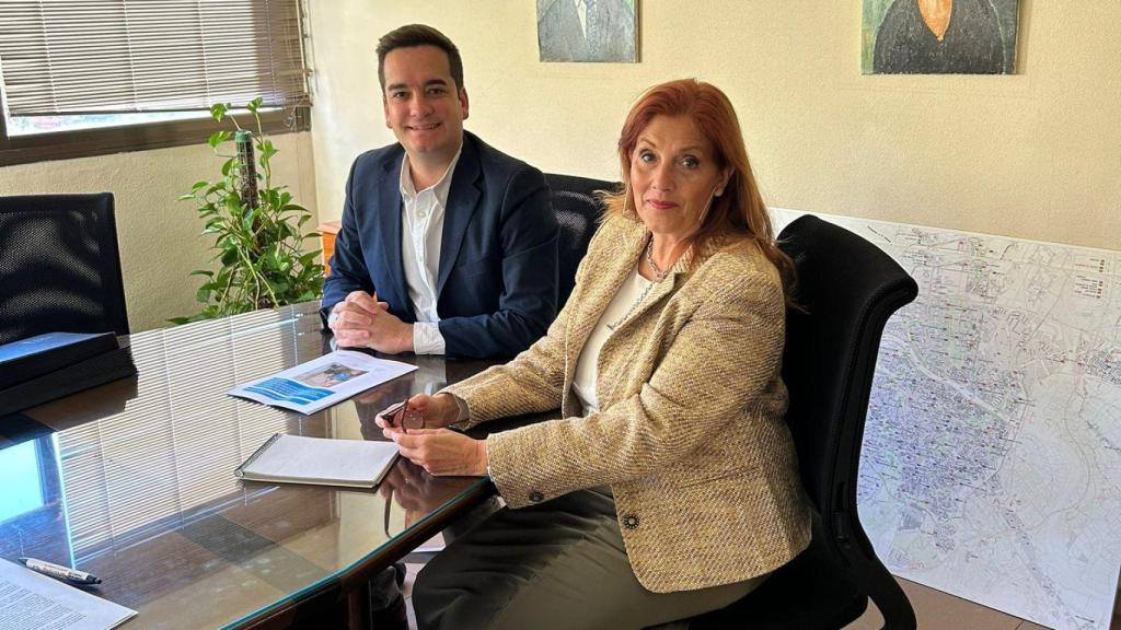 Pablo Blanquet, alcalde de Pina de Ebro, y Maria Jesús Cruz, directora del Servicio Provincial de Educación en Zaragoza, durante la reunión.