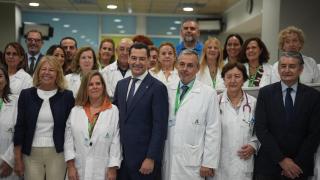 Juanma Moreno, este lunes con sanitarios en el nuevo centro de salud de Marbella.
