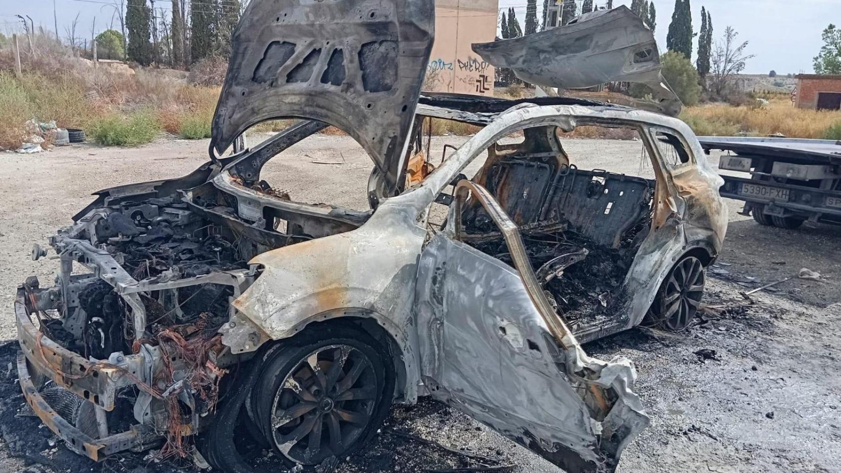 El coche donde se quemó a lo bonzo un maltratador, en la Zona de la Venta del Olivo de Cieza.