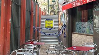 Valla situada en la calle del Tubo afectada por el derrumbe.