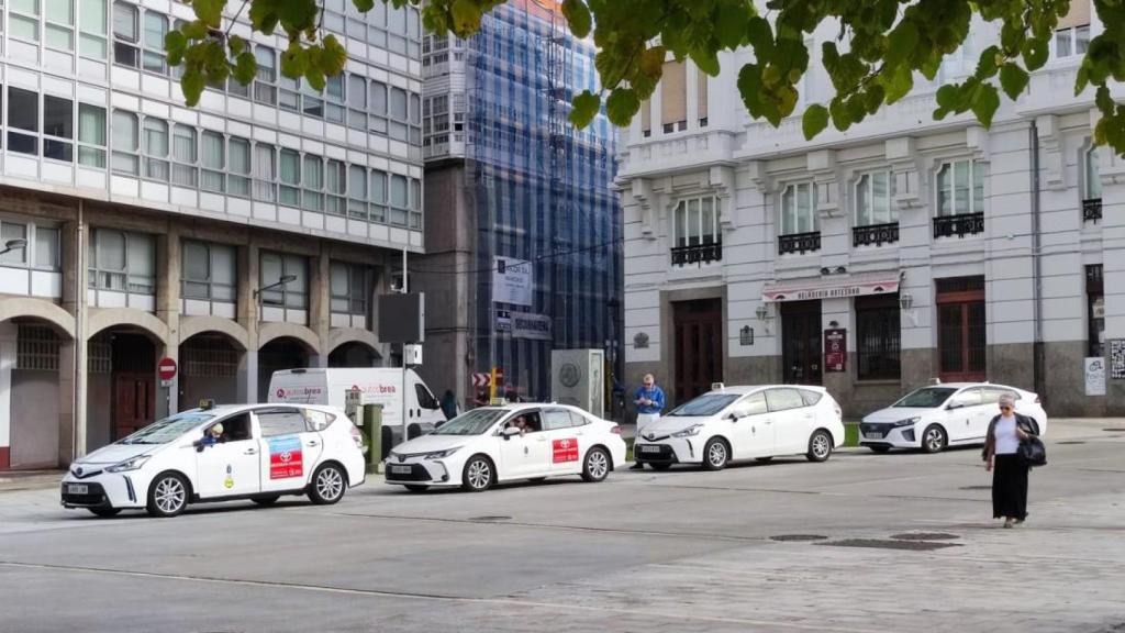Taxis estacionados en la parada de la Marina, en A Coruña.