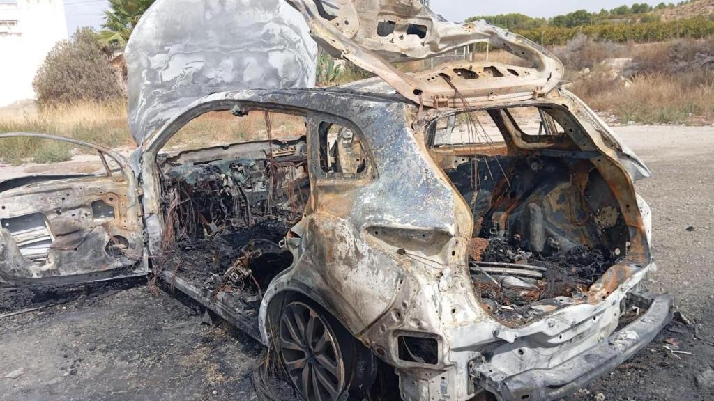 El coche completamente calcinado donde fue localizado el cuerpo sin vida del maltratador.