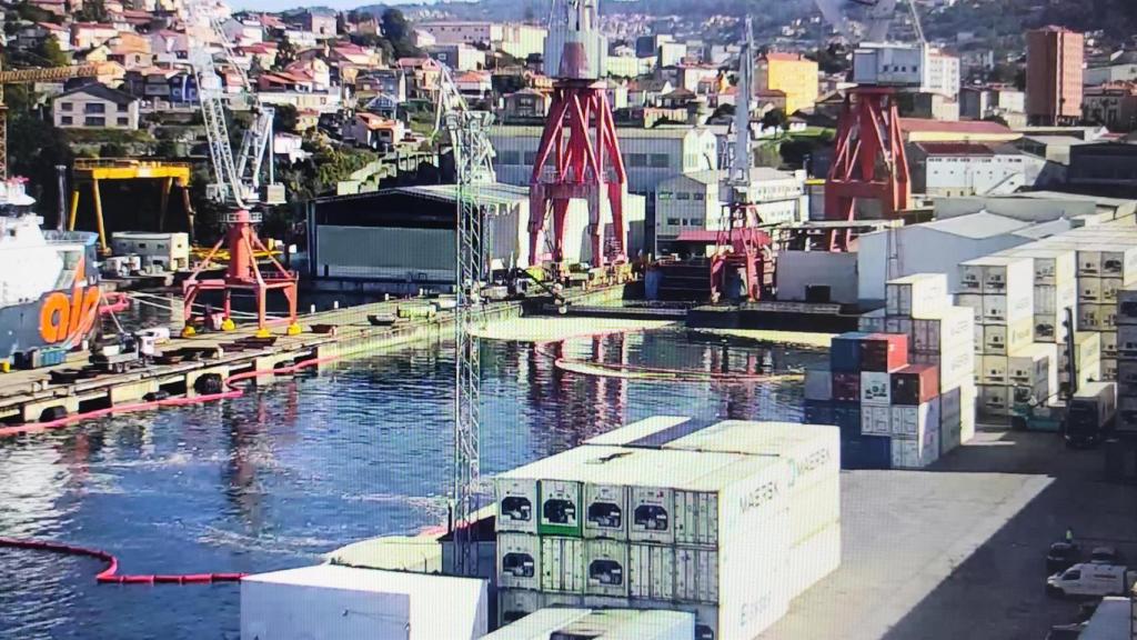 Restos del vertido de aceite de palma en las proximidades del astillero San Enrique.