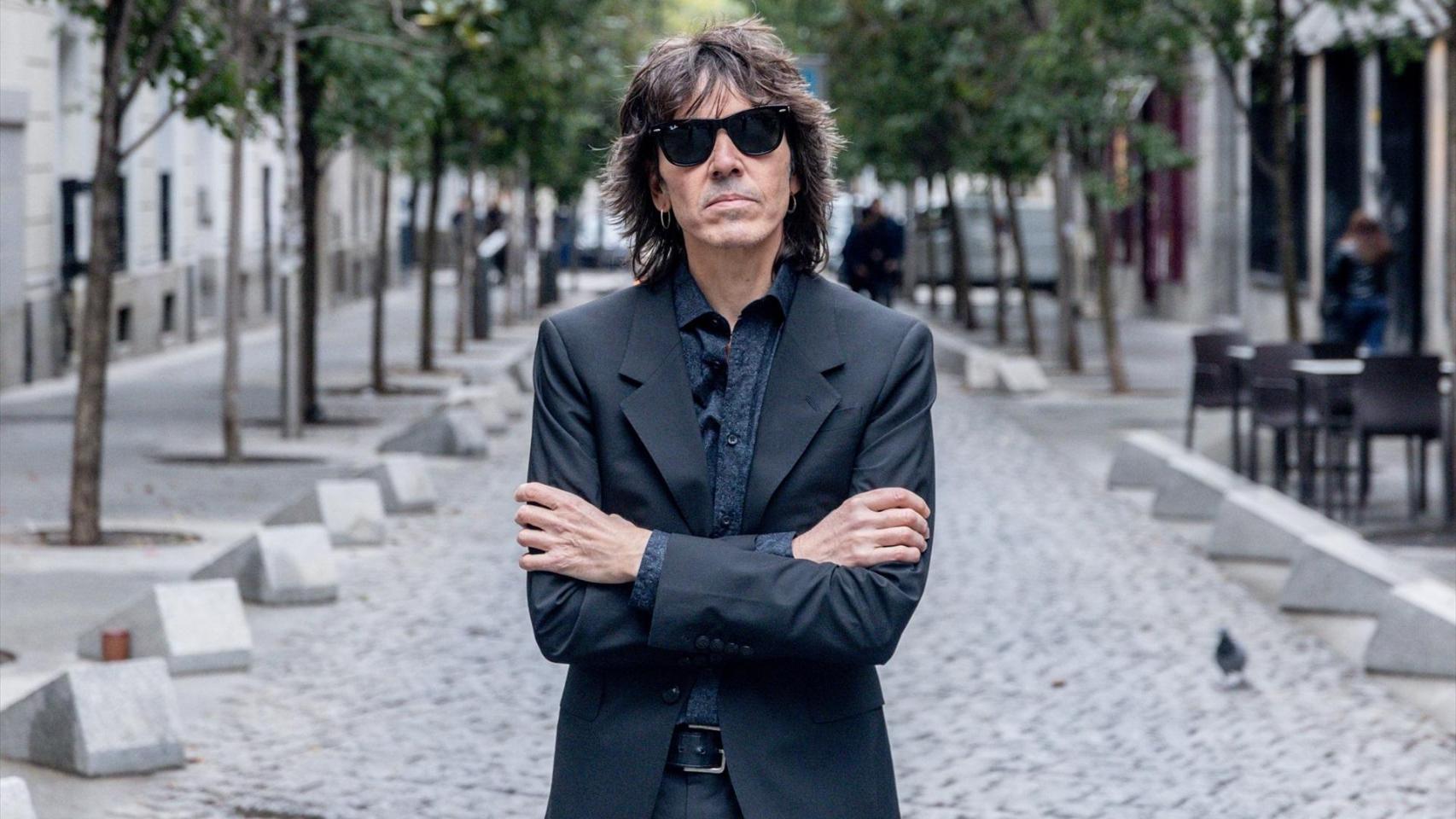 El músico Rubén Pozo posa para Europa Press en la Cervecería Santa Bárbara, a 30 de octubre de 2025, en Madrid.